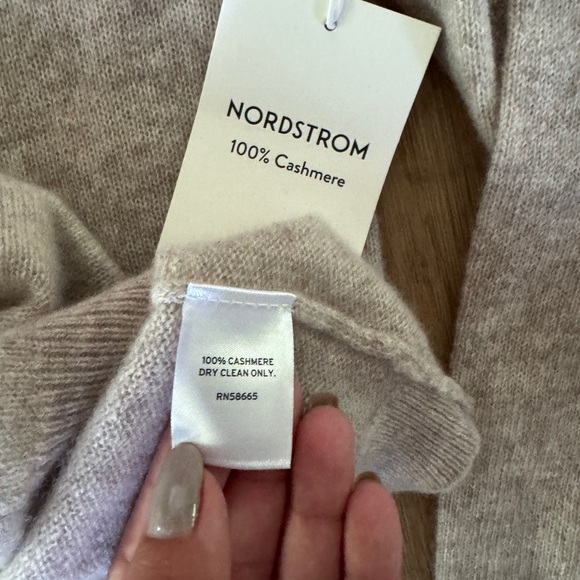Nordstrom NWT Cashmere V-Neck Sweater - Picture 2 of 2